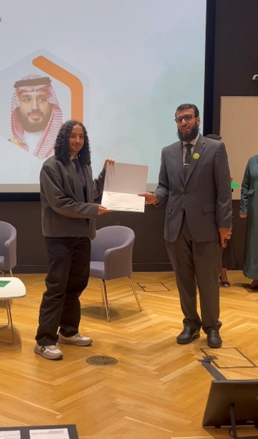 Abdulaziz Sindi receiving the Certificate of Recognition, Creativity & Innovation Program